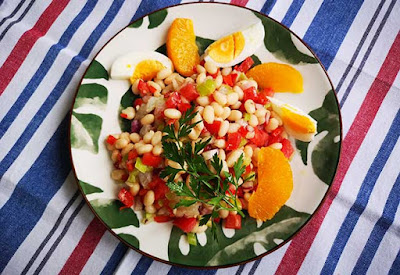 Ensalada fría de alubias blancas con bacalao desmigado y huevo