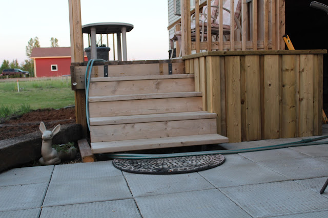 Steps from patio to deck, planter beside steps