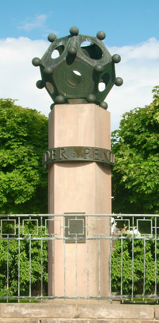 Памятник додекаэдру в городе Тонгерен в Бельгии
