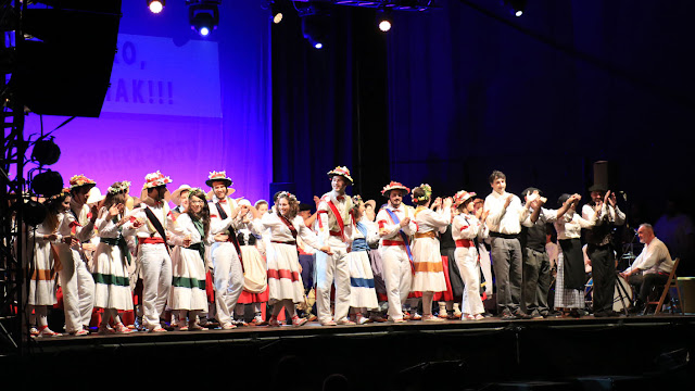 Saludo de los grupos de danzas al finalizar la función