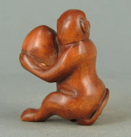 MONO CON BELLOTA. NETSUKE ARTE JAPONES