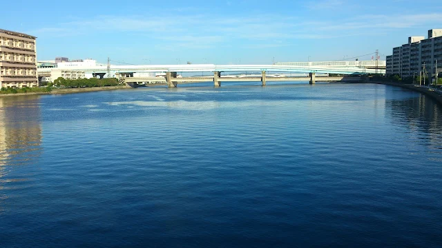 東区は3号線に架かる名島橋です。