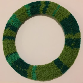 How to make a simple crochet Christmas wreath