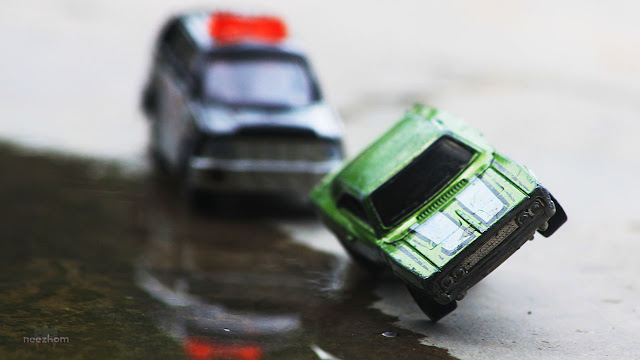 Hot Wheels Dodge Charger 500 chased by police