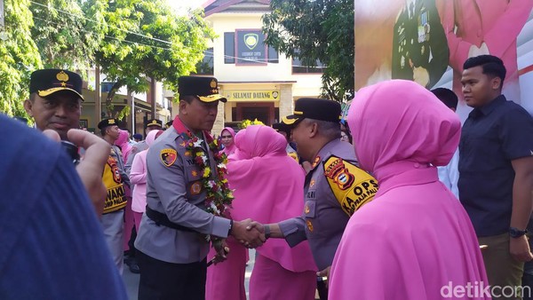 Semarak Penyambutan Kapolda Sulsel Bersama Ketua Bhayangkari, Disambut Kebudayaan Angngaru-Tari Paduppa