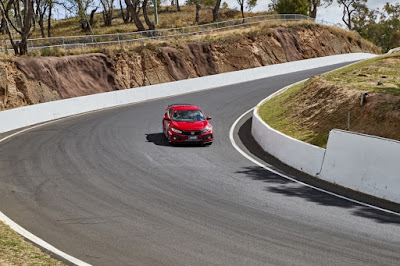 Civic Type R di salah satu tikungan di Mount Panorama