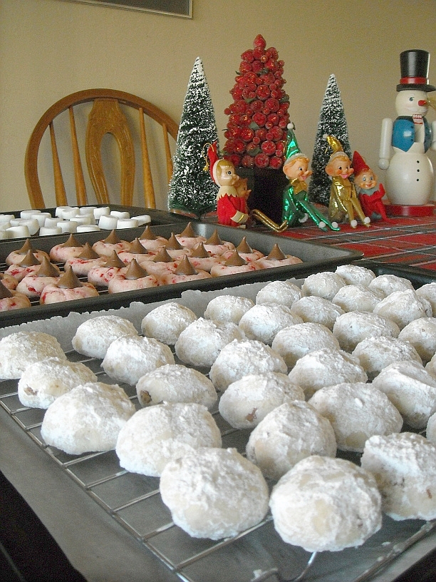 Mexican Wedding Cookies are really easy to make only include 5 ingredients