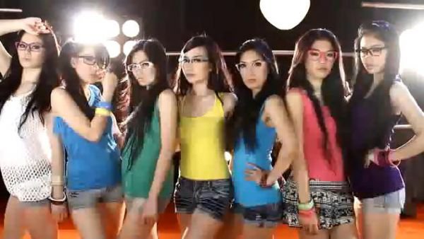 7 beautiful girls who are members in 7 Icons Girlband Indonesia 