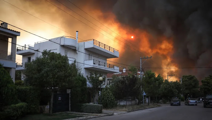 Χωρίς ανέμους άφησαν τη φωτιά να εξαπλωθεί σε Θρακομακεδόνες, Τατόι και Ολυμπιακό Χωριό (video)
