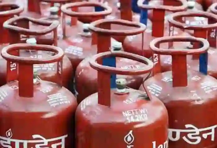 New Delhi, National, News, Government, Gas Cylinder, Prime Minister, Bank, Family, Women, Top-Headlines, Govt extends ₹200 subsidy on LPG cylinder under Ujjwala scheme by 1 year.