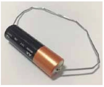 Em uma aula de eletricidade, o professor pede a um dos estudantes que faça contato entre os dois polos de uma pilha utilizando um clip metálico de resistência elétrica desprezível, como mostrado na figura.