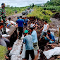 Jembatan Hampir Putus Akibat Banjir, Babinsa dan Bhabinkamtibmas Desa Tekasire Pimpin Gotong Royong