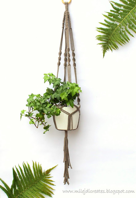 Dekoracje ze sznurka, makramy ze sznurka, kwietnik ze sznurka, macrame plant hanging Kwietnik makramowy beżowy ze sznurka, wiszący boho handmade blog dekoracje kwietnik makrama rzeszów, nowoczesne dekoracje do domu, beżowe dekoracje, beżowe dekoracje na ścianę, dekoracje naścienne, kwietnik boho, kwietnik wiszący ze sznurka, bluszcz, kwietniki rzeszów, makramy rzeszów, beżowy kwietnik, beżowa macrama, white macrame.