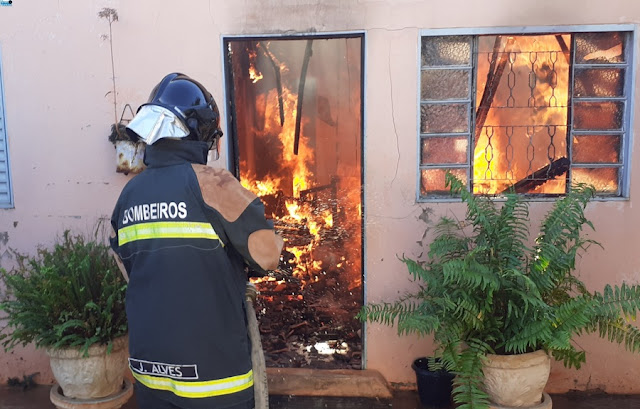 Casa fica destruída após pegar fogo em NOVA ANDRADINA