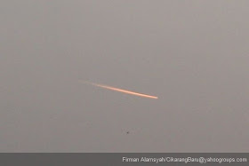 Gambar poto Fenomena Jejak Api di Langit Bekasi terbaru