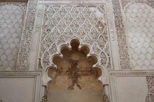 Arco y pared antiguos con elementos decorativos de la arquitectura árabe.