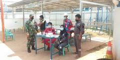 Babinsa Koramil Wiradesa Lakukan Pendampingan Vaksinasi Di Proyek Pembangunan Pasar