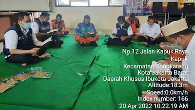 Lurah Kapuk Ujang Sungkawa Mengadakan Doa Bersama di Kantor Kelurahan Kapuk