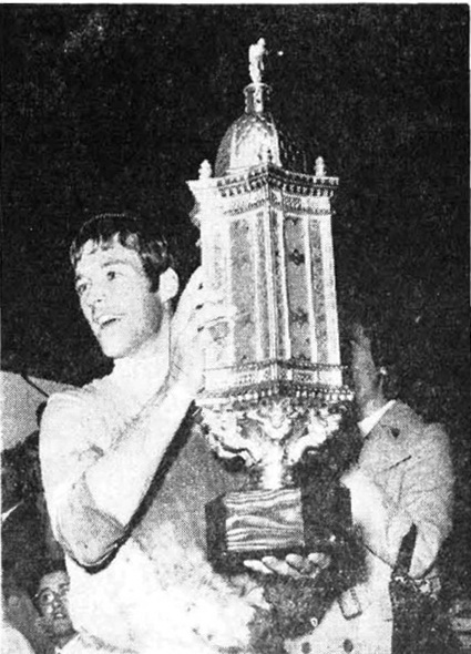 Andersch, capitán del ADO Den Haag, recibe el trofeo de la Batalla de Lepanto. REAL VALLADOLID DEPORTIVO 0 ADO DEN HAAG 1 Domingo 13/06/1971, 17:30 horas. Trofeo triangular IV Centenario de la Batalla de Lepanto, 3er. partido. Valladolid, estadio Municipal José Zorrilla. GOLES: 0-1: 30’, Hestad