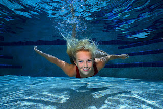 Ένα κοριτσάκι που κολυπάει σε πισίνα