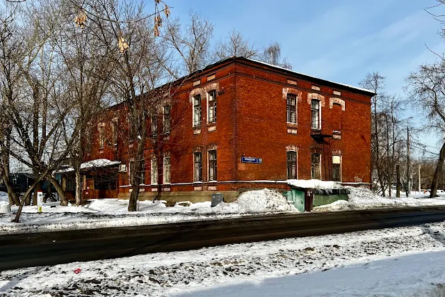 Иловайская улица, здание 1900 года постройки – бывшее Московское специализированное технологическое пуско-наладочное управление Всесоюзного объединения «Союзбиоремналадка» Главного управления микробиологической промышленности при Совете министров СССР