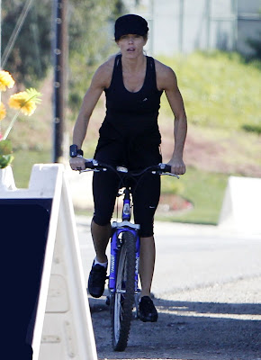 MILF Torrie Wilson spandex cameltoe and bicycle riding in LA - picture 1