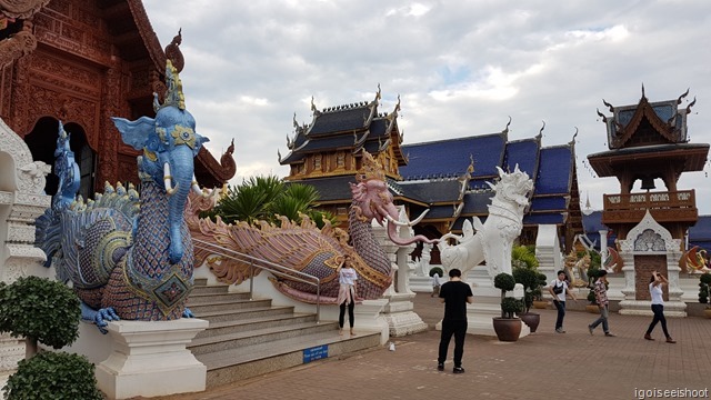 Another impressive building at Wat Ban Den, with  colourful mythical creatures with elephant head, dragon or bird body on the staircase balustrade.