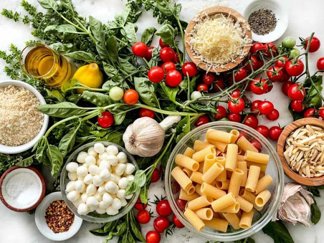 Easy_recipe_for_delicious_pasta_with_Tomato_Pesto_&_Garlicky_Breadcrumbs everydaydeliciouskitchen.com