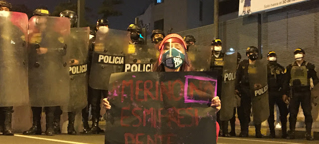 Una manifestante ante la policía en las calles de Lima, la capital de Perú, durante las protestas del pasado mes de noviembre.Patricio Lagos Bustamante / LaMula.pe