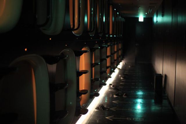 9-hours-japanese-capsule-hotel-pictures