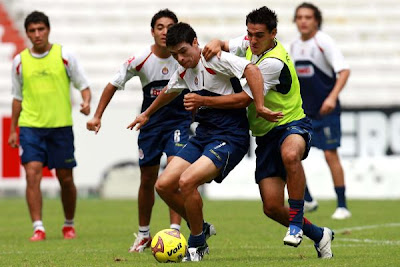 Chivas entrena con equipo completo.