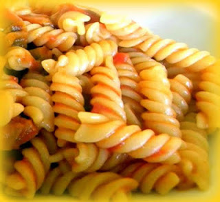 Fusilli tricolor con pollo a la crema de hierbas