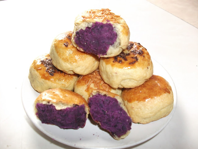 Bakpia Ubi Ungu memiliki ciri khas kulit kue yang tipis, lembut, dan kenyal. Isian ubi ungu yang manis dan lembut menjadi daya tarik utama kue ini. Ubi ungu yang digunakan dalam Bakpia Ubi Ungu memberikan warna yang cantik dan memberikan rasa yang khas.
