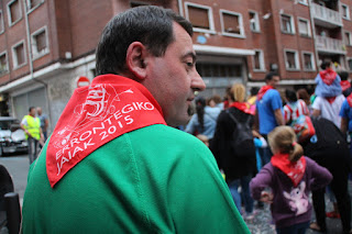 Cientos de personas reciben las fiestas de Rontegi en una marcha a ritmo de batucada