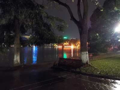 ホアンキエム湖の夜景