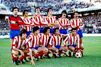 CLUB ATLÉTICO DE MADRID. Temporada 1979-80. Aguinaga, Sierra, Arteche, Ruiz, Leal, Capón. Marcos, Javi, Rubén Cano, Guzmán y Quique Ramos. SEVILLA F. C.2 CLUB ATLÉTICO DE MADRID 2 Domingo 14/10/1979. Campeonato de Liga de 1ª División, jornada 5. Sevilla, estadio Ramón Sánchez Pizjuán. GOLES: ⚽1-0: 21’, Scotta, de penalti. ⚽1-1: 68’, Bermejo. ⚽1-2: 88’, Rubén Cano. ⚽89’, Juan Carlos.