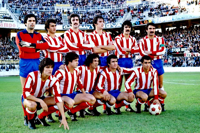 CLUB ATLÉTICO DE MADRID. Temporada 1979-80. Aguinaga, Sierra, Arteche, Ruiz, Leal, Capón. Marcos, Javi, Rubén Cano, Guzmán y Quique Ramos. SEVILLA F. C.2 CLUB ATLÉTICO DE MADRID 2 Domingo 14/10/1979. Campeonato de Liga de 1ª División, jornada 5. Sevilla, estadio Ramón Sánchez Pizjuán. GOLES: ⚽1-0: 21’, Scotta, de penalti. ⚽1-1: 68’, Bermejo. ⚽1-2: 88’, Rubén Cano. ⚽89’, Juan Carlos.