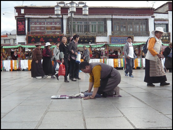 51. Rezando frente al templo de Jokhang, Lhasa - Viaje a Tíbet