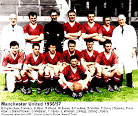 MANCHESTER UNITED F. C. - Manchester, Inglaterra - Temporada 1956-57 - B. Inglis (entrenador asistente), Bent, Wood, Jones, Foulkes, Viollet y T. Curry (entrenador); Blanchflower, Webster, Taylor, Whelan y Pegg; Johnny Berry