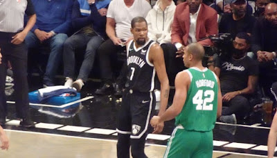 Partido de los play off de la NBA en el Barclays Center de Brooklyn. Brooklyn Nets-Boston Celtics. Kevin Durant de los Brooklyn Nets y Al Horford de los Boston Celtics.