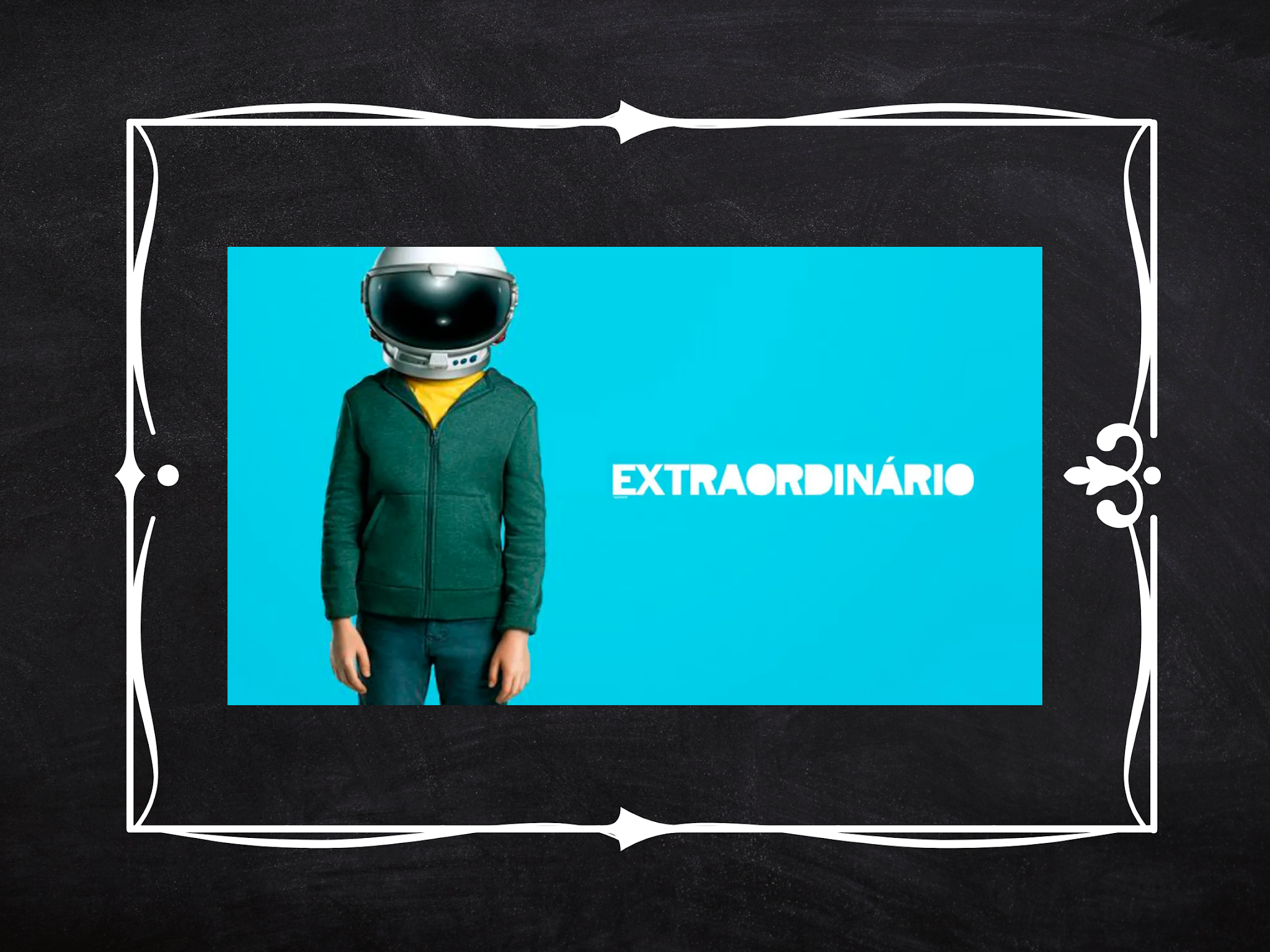 Imagem com o poster do filme Extraordinário, onde um garoto está parado a esquerda, usando um capacete de astronauta que esconde seu rosto e o título Extraordinário se encontra do lado direito