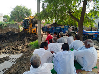 चौटाला में सफाई कार्य को बीडीपीओ के फरमान पर छोडा़ अधूरा तो सैकड़ों ग्रामीणों ने पंचायत सचिव का घेराव कर किया प्रदर्शन, फिर सफाई कार्य हुआ शुरू*