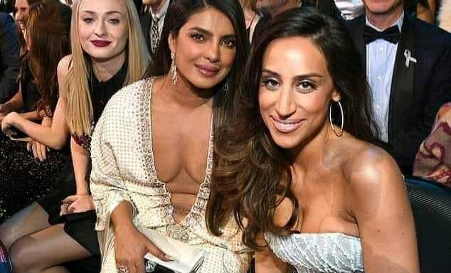 प्रियंका चोपड़ा की ड्रेस पर हुआ बवाल, देखिये फ़ोटो ओर वीडियो - Priyanka chopra hot dress show cleavage in Grammy and trolled 