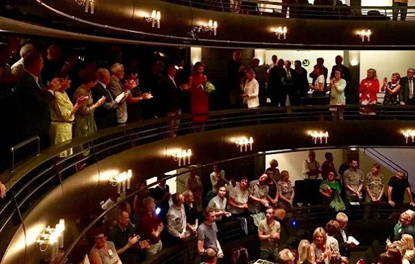 Cold Blood, Queen Mathilde at the KVS theatre in Brussels. Queen wore red dress, style koningin mathilde