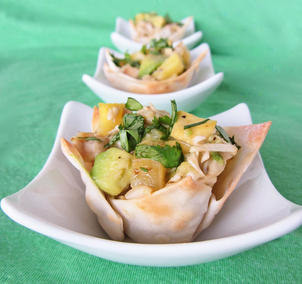 tropical chicken cups with pineapple and avocado