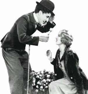 CHAPLIN OFFRE UN FIORE AD UNA DONNA, il regalo più bello