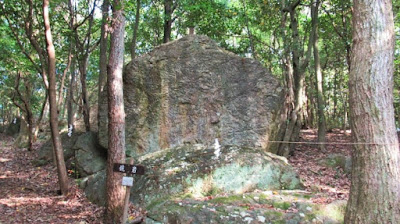 人文研究見聞録：鏡岩（吉備の中山） ［岡山県］