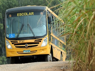 SAJ: Ônibus que faz transporte escolar é assaltado por quatro homens armados no Casco; pertences de alunos foram levados