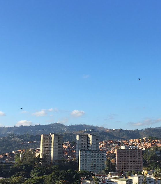 Tres helicópteros sobrevuelan Fuerte Tiuna de manera inusual este domingo en la mañana