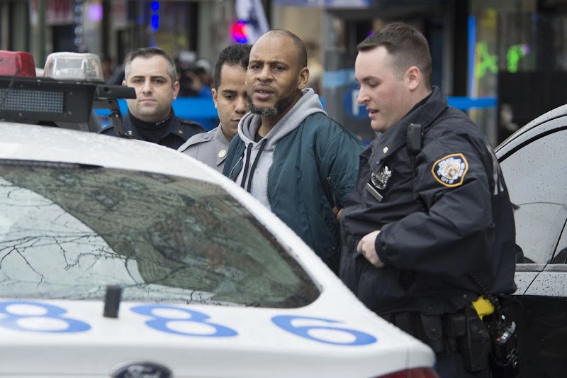 Acusan un dominicano de atropellar policía en El Bronx cuando escapaba de persecución 